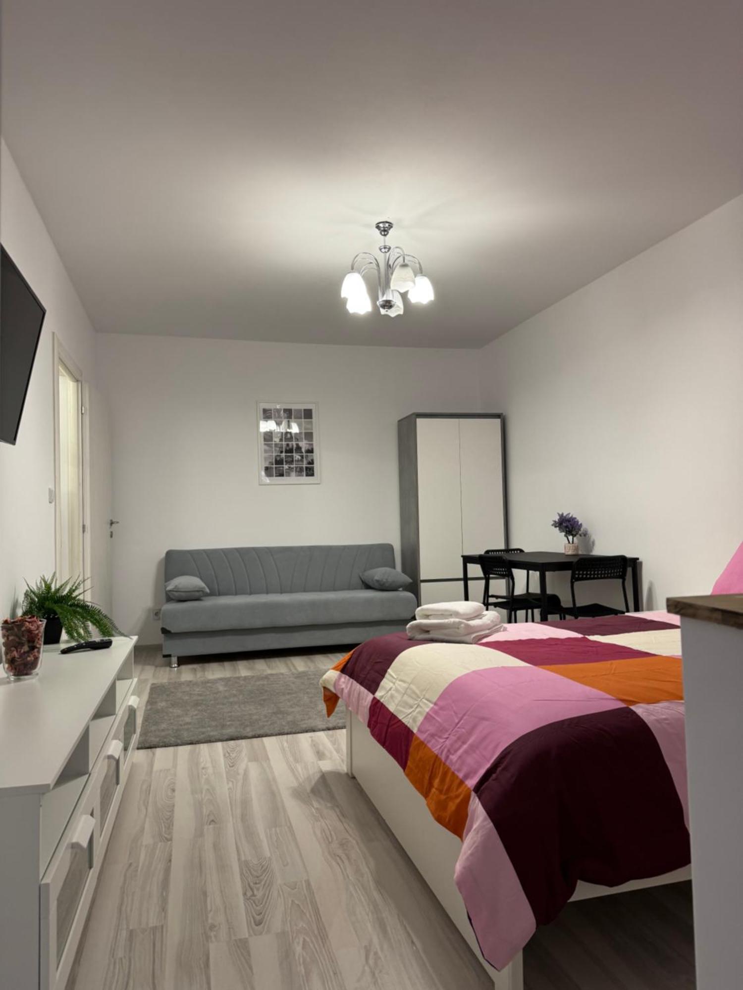 Titan Park Apartament *